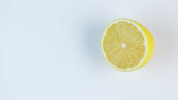 Limones frescos girando en círculo, fondo blanco y espacio para el texto. — Vídeos de Stock