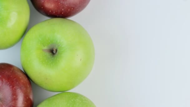 Frische rote und grüne Äpfel auf weißem Hintergrund. Rotation — Stockvideo