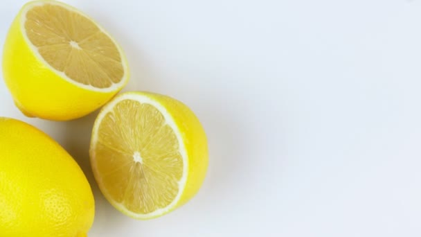 Limones frescos girando en círculo, fondo blanco y espacio para el texto. — Vídeos de Stock