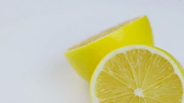 Çemberde dönen taze limonlar, metin için beyaz arkaplan ve boşluk.