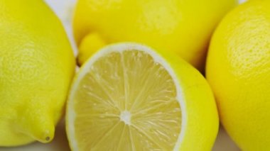 Çemberde dönen taze limonlar, metin için beyaz arkaplan ve boşluk.