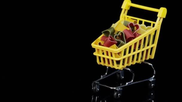 Corazones en un carrito de compras, Día de San Valentín girando — Vídeo de stock