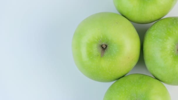 Las manzanas frescas verdes sobre el fondo blanco. rotación — Vídeos de Stock