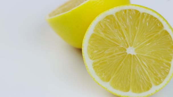 Čerstvé citrony rotující v kruhu, bílém pozadí a prostoru pro text. — Stock video