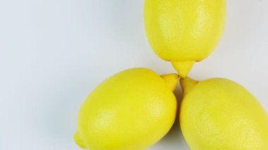 Çemberde dönen taze limonlar, metin için beyaz arkaplan ve boşluk.