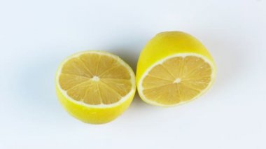 Çemberde dönen taze limonlar, metin için beyaz arkaplan ve boşluk.