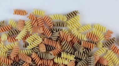 Arkaplan olarak renkli spiral makarna, saat yönünde döndür.