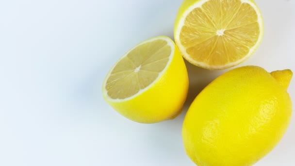 Çemberde dönen taze limonlar, metin için beyaz arkaplan ve boşluk. — Stok video