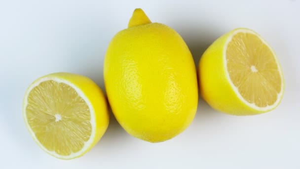 Limones frescos girando en círculo, fondo blanco y espacio para el texto. — Vídeo de stock