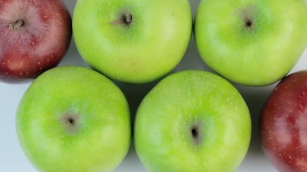 Frische rote und grüne Äpfel auf weißem Hintergrund. Rotation — Stockvideo