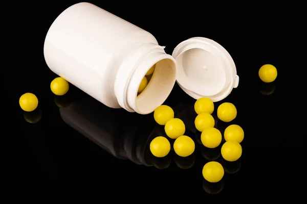 Kapsul vitamin. Vitamin C pil dan botol pil pada latar belakang hitam. Tampilan atas. Stok Foto Bebas Royalti