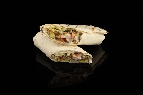 Klasik shawarma kebabı, tavuk ve sebzeli pide ve siyah arka planda sos. bölüm içinde — Stok fotoğraf