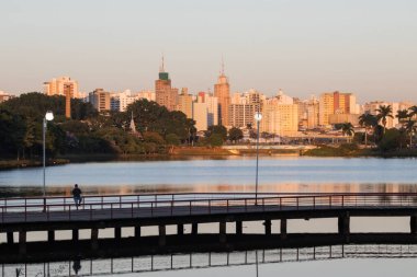 Şafakta baraja yansıyan binalar - Sao Jose do Rio Preto - Brezilya
