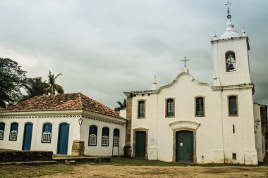 Tarihsel binalar ve taş sokaklar Parati, Rio de Janeiro, Brezilya 'da köleler tarafından kurulmuştur.