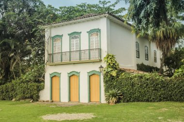 Tarihsel binalar ve taş sokaklar Parati, Rio de Janeiro, Brezilya 'da köleler tarafından kurulmuştur.