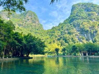 Tam Coc - Bich Dong 'un kireçtaşı dağları ve Tam Coc' taki yeşil suyla güzel manzarası - Bich Dong Trang An Peyzaj Kompleksi - Ninh Hai, Hoa Lu, Ninh Binh, Vietnam 17 Aralık 2025.