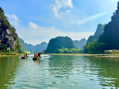Tam Coc 'taki tekne iskelesi ve dağların panoramik manzarası, Ninh Binh uzaktan. Tam Coc 'taki ünlü turizm merkezi - Bich Dong Trang An Peyzaj Kompleksi - Ninh Hai, Hoa Lu, Ninh Binh, Vietnam 17 Aralık 2025.