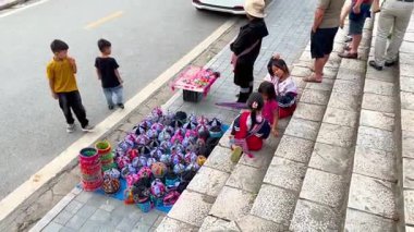 Renkli brokar hediyeler ve etnik azınlık çocuklarının gülümsemeleri Sa Pa 'nın yakın plan bir resmini oluşturuyor. 24 Ağustos 2024 'te Sa Pa, Lao Cai, Vietnam' da yakalandı. Ziyaretçiler, kültürel kimliği taşıyan küçük ve anlamlı hediyeleri kolayca bulabilirler.