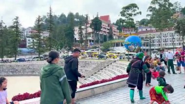 Kendinizi, merkez meydandaki yerel halk ve turistlerin coşkulu yaşamına ve pek çok eşsiz kültürel aktivitelere daldırın. 24 Ağustos 2024 'te Sa Pa, Lao Cai, Vietnam' da yakalandı. Burası her zaman etkinliklerin ve en kalabalık toplanma yeridir.
