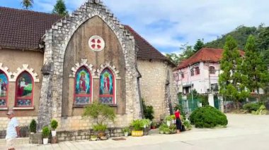 Sa Pa Stone Kilisesi 'nin antik güzelliği, İskoçya sembolü. Sisli kasabanın merkezindeki ikonik kilisenin eşsiz Gotik taş yapısına hayran kaldım. Sa Pa, Lao Cai, Vietnam, 24 Ağustos 2024 'te yakalandı.