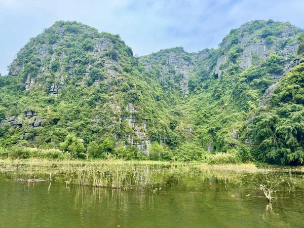 Verimli yeşil bitki örtüsüyle kaplı kireçtaşı kayalıkları Vietnam 'da muhteşem ve görkemli bir doğal manzara yaratıyor. Birbiri üzerine yığılmış kireçtaşı katmanları milyonlarca yıl süren jeolojik oluşum sürecine tanıklık eder.