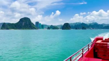 Çarpıcı kireçtaşı karst manzarası Ao Tien limanından Co To 'ya giden yüksek hızlı bir feribottan görünüyor. Video, turkuaz sulardan yükselen kayalık adaların panoramik bir görüntüsünü yakalıyor. Bai Tu Long Bay, Quang Ninh, Vietnam 16 Temmuz 2025