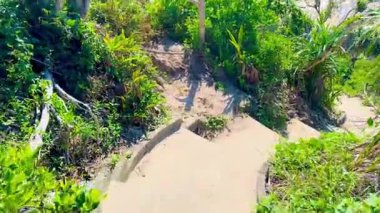 Derin mavi ve kristal berrak deniz suyu Vung Tien Beach Co To 'nun dibinde. Video, en güneşli günlerde kuzey deniz suyunun saf berraklığını kaydediyor. 20 Temmuz 2025 'te Vung Tien Sahili, Co to Island, Quang Ninh, Vietnam' da yakalandı.