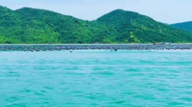 Bai Tu Long Körfezi 'nde siyah şamandıralı büyük ölçekli su tarımı alanı. Balıkçıların istiridye ya da başka deniz ürünleri yetiştirdiği deniz yüzeyine uzanan uzun sıra siyah şamandıralar. Bai Tu Long Körfezi 'nde yakalandı, Quang Ninh, Vietnam