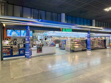 7-Eleven marketi Don Mueang havaalanı varış salonunda gezginlere hizmet veriyor. Modern mağaza yeni inen yolcular için yiyecek, içecek ve 