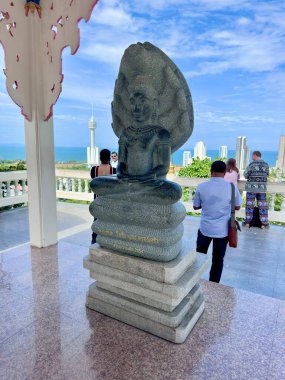 Buda heykeli, Büyük Buda Tapınağı 'nda yedi başlı Naga yılanının koruması altında meditasyon yapıyor. Buda 'yı koruyucu bir Naga kobra tepe örtüsüyle meditasyon yaparken tasvir eden gri taş bir heykel. Büyük Buda Tapınağı Pattaya, Tayland