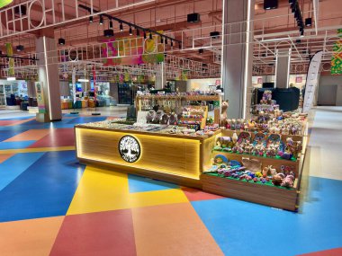 Bangkok şehir merkezi Tayland 'daki Big C Rajdamri süpermarketinde el yapımı hatıra tezgahı sergileniyor. Ağaç Monosu tezgahının çeşitli mücevherleri, ahşap heykelcikleri ve geleneksel Tayland dekoratif ürünleri yer alıyor. Bangkok, Tayland 29 Temmuz 2025