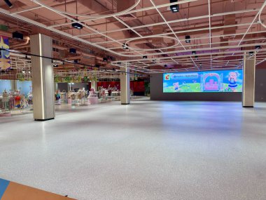 Bangkok Tayland 'daki Big C Rajdamri alışveriş merkezinin geniş salonundaki büyük LED reklam ekranı. Parlak zeminleri ve sevimli Butterbear animasyonlarını gösteren devasa bir dijital ekranı olan uçsuz bucaksız boş bir salon. Bangkok, Tayland 29 Temmuz 2025.