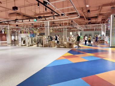 Bangkok şehri Tayland 'daki Big C Rajdamri süpermarketinde renkli zemin desenleri olan modern alışveriş alanı. Ana salonun geniş açılı görüntüsünde mavi, sarı ve kırmızı renkli canlı geometrik zemin tasarımları var. Bangkok, Tayland 29 Temmuz 2025.