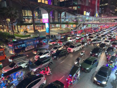 Bangkok 'taki büyük alışveriş merkezlerini birbirine bağlayan geniş bir trafik sıkışıklığı görünüyor. Yukarıdan bakınca, gökdelenler ve alışveriş merkezleri arasında duran bir ışık şelalesi gibi görünüyor. Bangkok, Tayland 'da yakalandı.