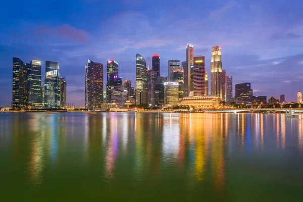 Singapur Skyline gece görünümü — Stok fotoğraf