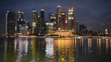Singapur Skyline gece görünümü