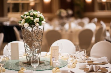 Restoran masa üstü üzerinde çiçek