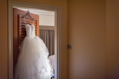 Kapıda asılı gelinlik