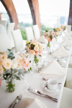 Yemek Masası dekorasyon olarak güzel çiçekler