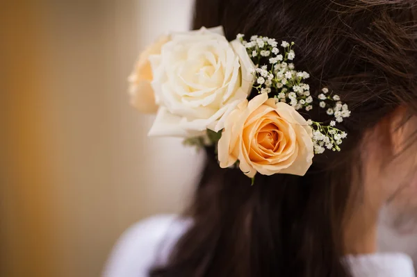 Декоративные цветы в волосах невесты — стоковое фото