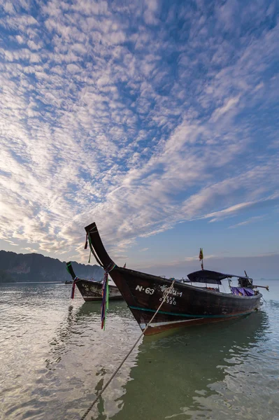 Wooden long tail boats at sunrise — Stock Photo, Image