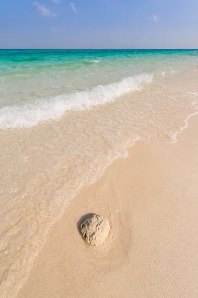 Vågorna kraschar på vackra resort beach — Stockfoto