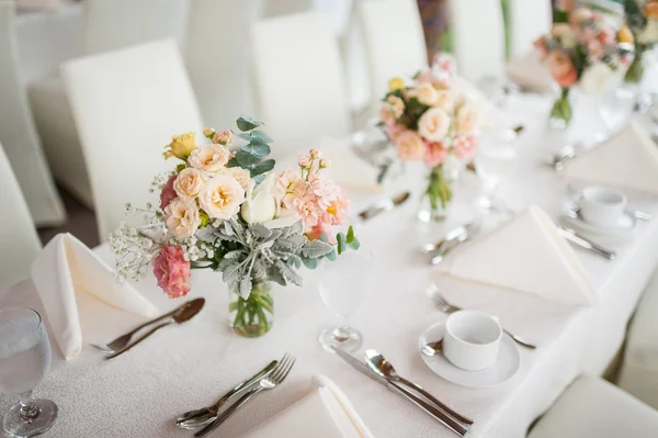 Prachtige bloemen als decoratie van de eettafel Stockfoto