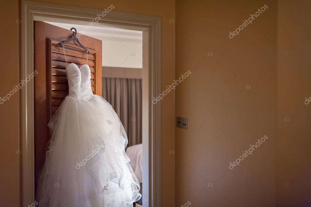 vestido de novia colgado de la puerta — fotos de stock © gnohz