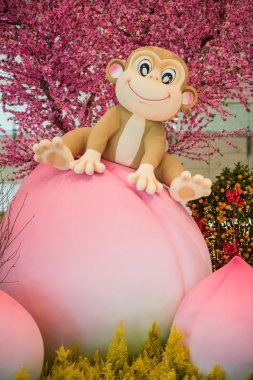 Şeftali - Çin yeni yılı dekorasyon oturan maymun maskot