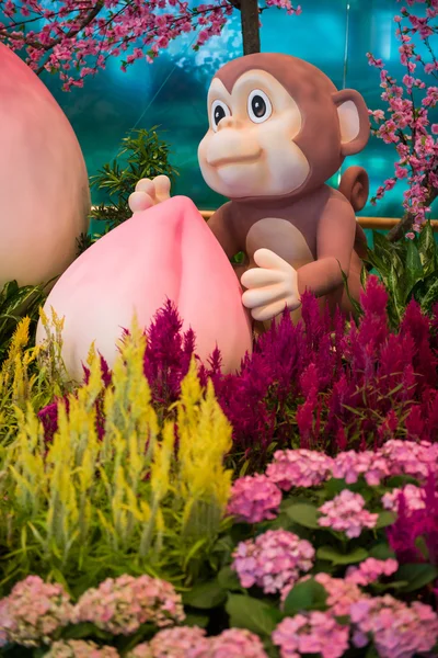 Maskotka małpa z długowieczności brzoskwinia - Chiński Nowy rok ozdoba — Zdjęcie stockowe
