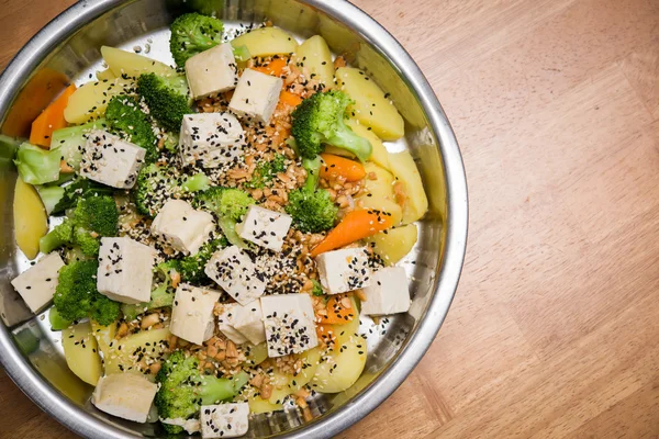 Combinazione di verdure varie con sugo di arachidi topping - Come — Foto Stock