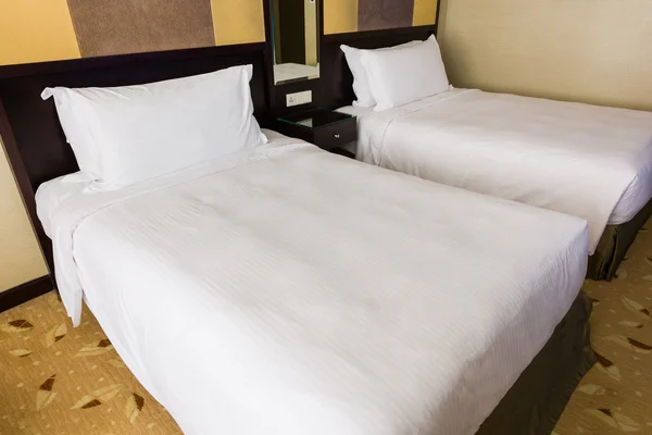 Habitación de hotel con camas dobles — Foto de Stock
