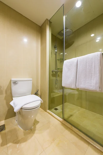 Limpo e novo banheiro do hotel Fotos De Bancos De Imagens Sem Royalties