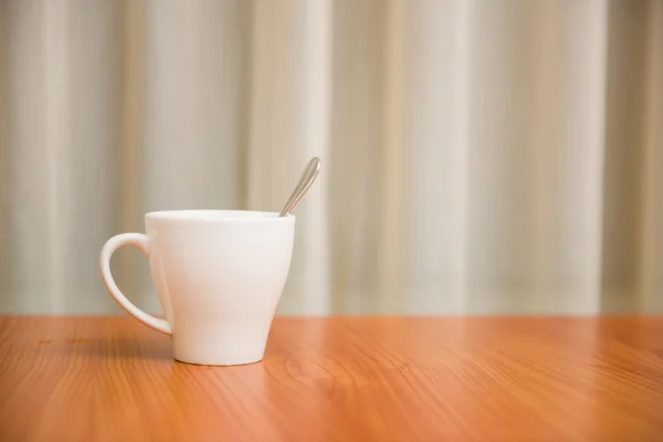 Taza blanca en la mesa — Foto de Stock